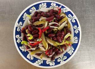 Фасул с лук и кисели краставички (100г)