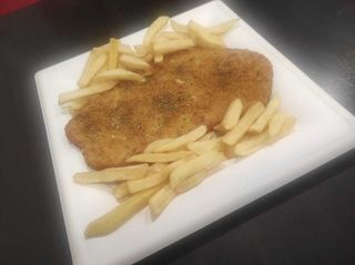 Cotoletta di pollo con patatine