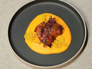 Picior de rață cu piure de batat și Chutney de pere