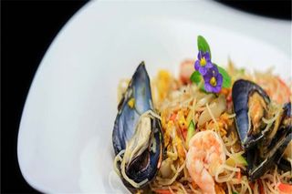 P9. Spaghetti di riso con frutti di mare