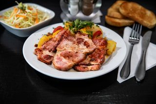 Ceafa afumata la gratar cu cartofi taranesti