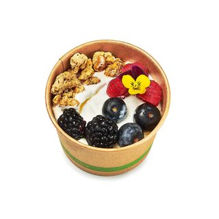 Bowl de yogur, granola y frutos del bosque