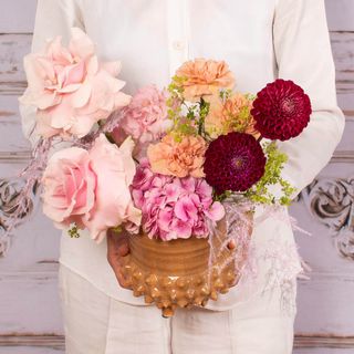 Aranjament minunat cu hortensie, dalie si trandafiri