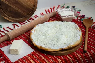 Langos cu telemea si smantana