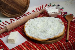 Langos cu telemea si smantana