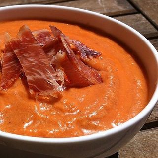 Crema fina de salmorejo con láminas de jamón ibérico y yema de huevo curada