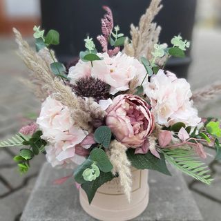Flowerbox z sztucznych kwiatów