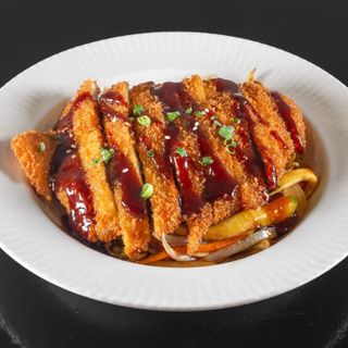 Yakisoba cubierto con pollo Katsu