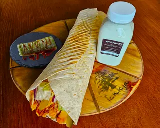 TORTILLA KRAFT KEBAB Z KURCZAKA [MEGA, BAKLAWA PISTACJOWA, AYRAN]