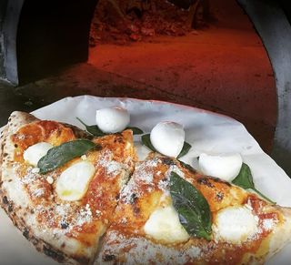 Calzone con pomodoro, mozzarella, olio d'oliva, parmigiano e basilico