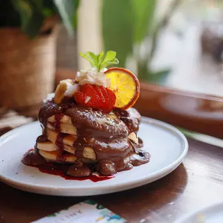 Pancakes NUTELLA con frutos rojos  y plátano