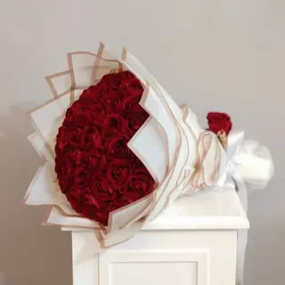 Bouquet de fleurs rouges amour