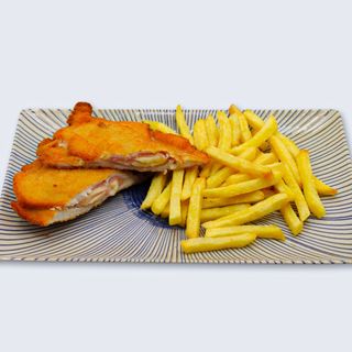 San Jacobo De Pollo Relleno De Jamón Y Queso Con Patatas