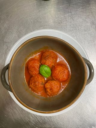 Polpette di pane e menta al sugo.