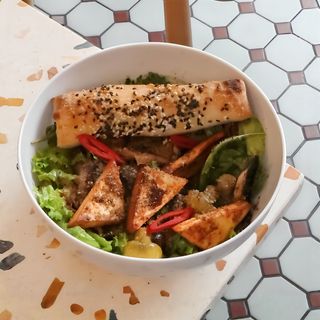 SAŁATKA Z WĘDZONYM TOFU, BOCZNIAKIEM I PORTOBELO