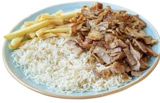 Plato de kebab con arroz