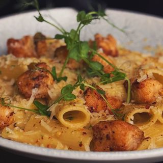 Rigatoni cu sos ceddar si pui crocant