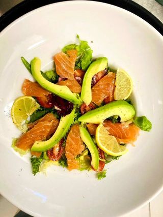 Sałatka z łososiem