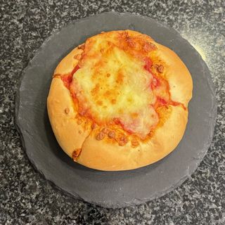 Pizzella con pomodoro e mozzarella