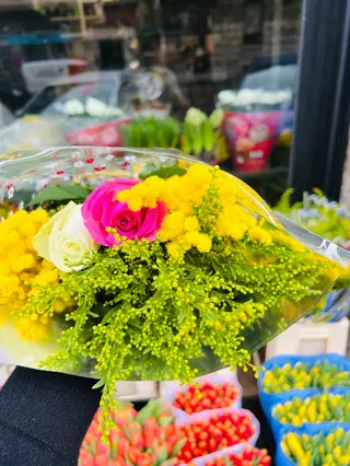 Mimosa , rose rosa , rose bianca con solidago