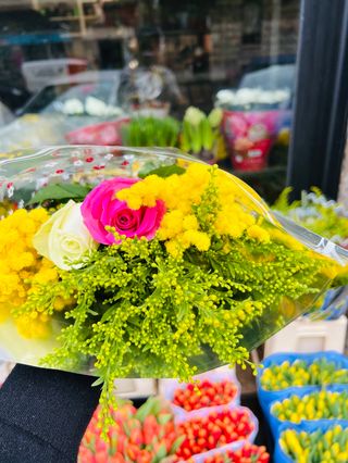 Mimosa , rose rosa , rose bianca con solidago