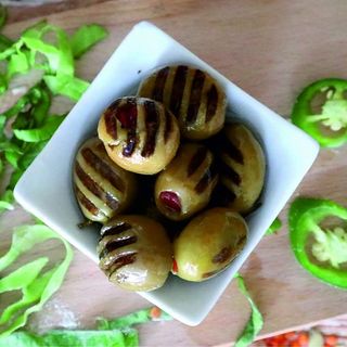Salată de măsline verzi grill