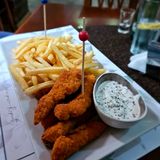 Pileći štapići sa pomfritom