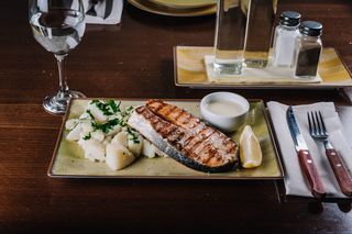 Somon la gratar cu cartofi natur