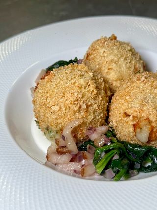 Катропляні крокети з беконом