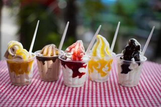 Sladoled čaša sa preljevom to go