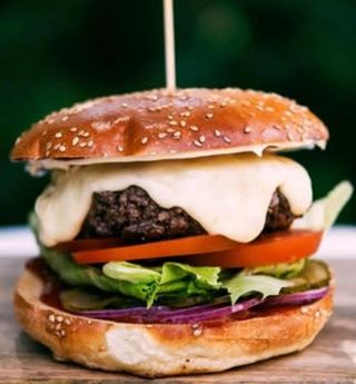 Zestaw Cheeseburger + Coca-Cola puszka 0,33l !