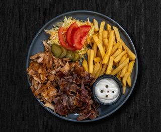 Shaorma mixtă la farfurie