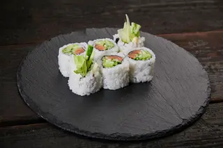 Sake salad maki