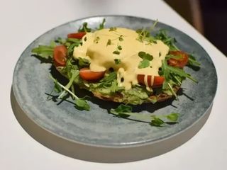 Авокадо тост з яйцем бенедикт