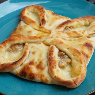 Chaczapuri Gvezeli z kurczakiem