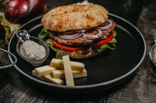 Gurmanska pljeskavica u lepinji 