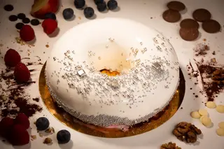 Tort Hilton - decor ciocolată albă oglindă