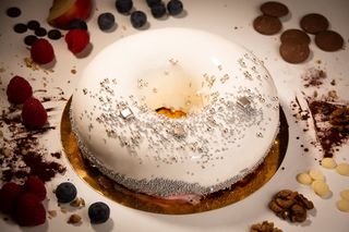 Tort Hilton - decor ciocolată albă oglindă