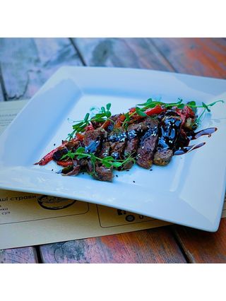 Салат "Теплий з телятиною, овочами гриль та гострим соусом теріякі"(400г)