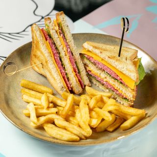 სენდვიჩი ჩედარით და სალიამით