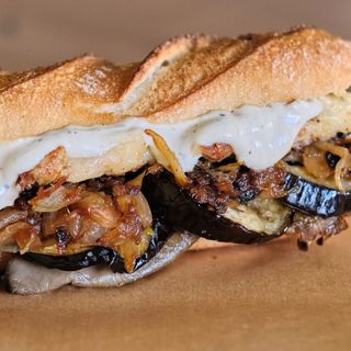 Bocadillo de setas y berenjenas a la plancha veggie