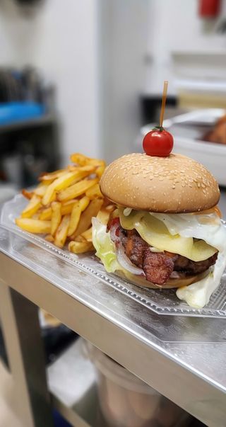 Hamburguesa De Ternera Y Patatas Fritas