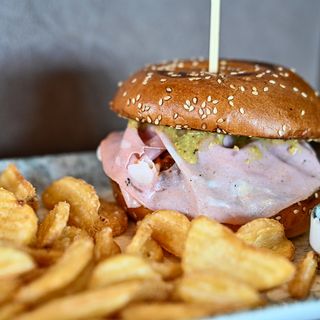 Burger Mortadela (hrskavi crispers krumpirići su uključeni u cijenu)