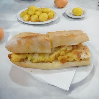 Bocadillos De Tortilla De Patata y cebolla