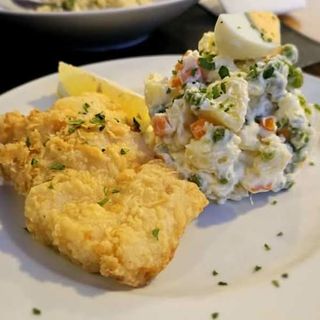 Filetes de Pescada com Salada Russa