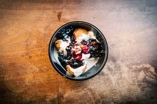 Papanasi cu smantana si dulceata de afine