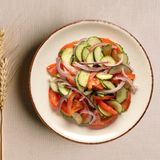 Свіжий овочевий салатик зі сметанкою