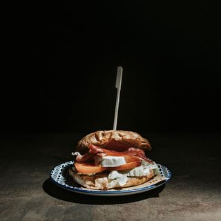 Puccia con prosciutto crudo, mozzarella, pomodoro, insalata, maionese.