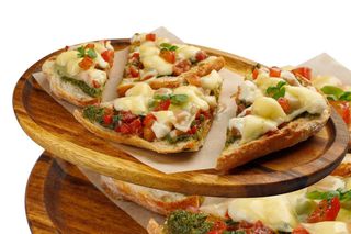 Bruschetta cu mozzarella, edam, sos pesto