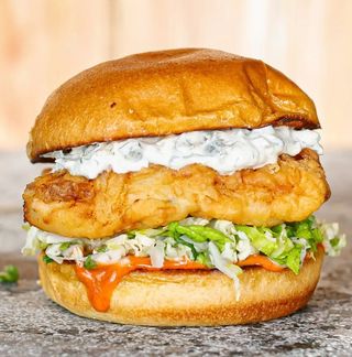 Fish burger con insalata e salsa remoulade